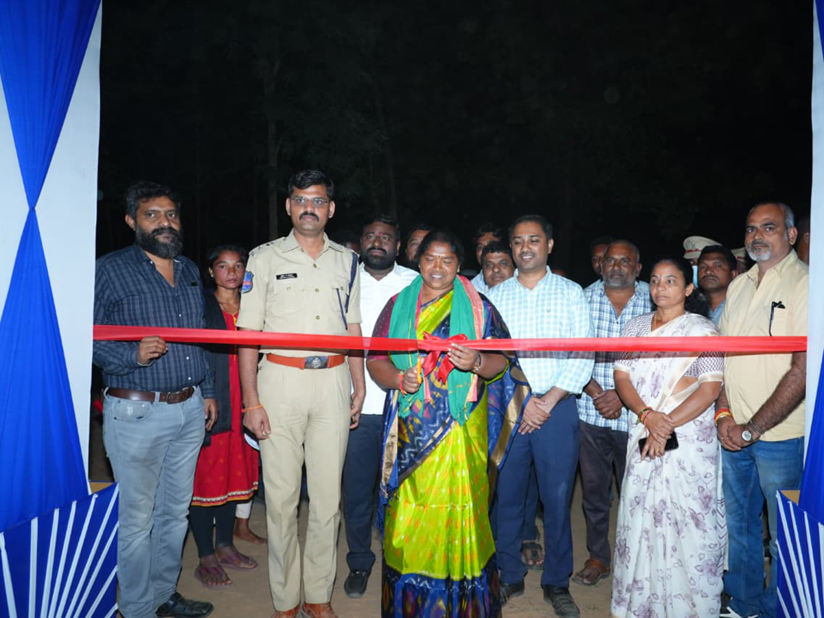 Huge Crowd At Medaram Sammakka Sarakka Temple18