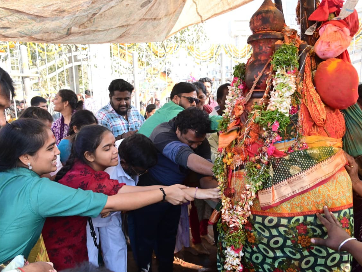 Huge Crowd At Medaram Sammakka Sarakka Temple19