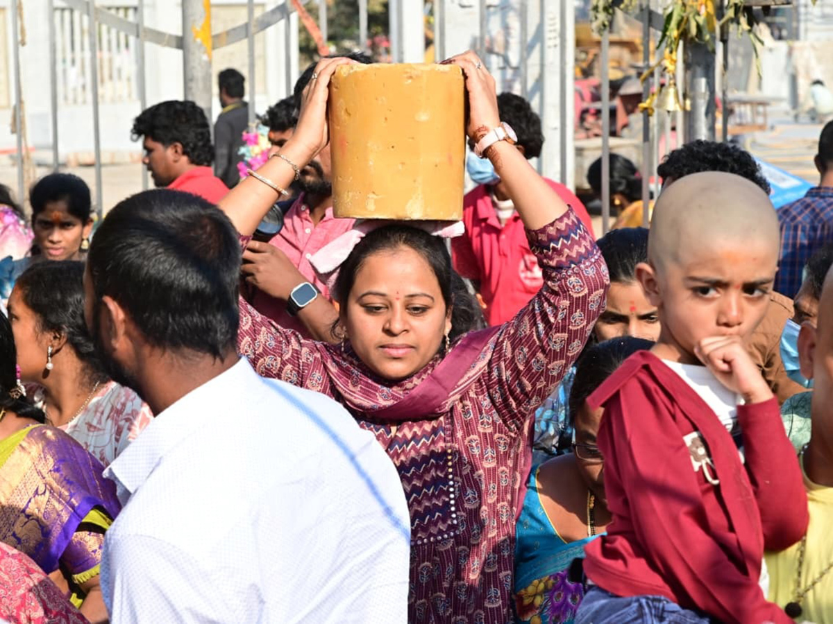 Huge Crowd At Medaram Sammakka Sarakka Temple20