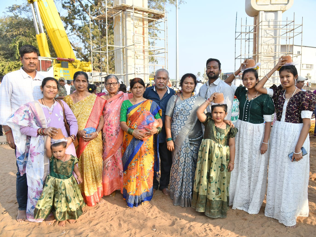 Huge Crowd At Medaram Sammakka Sarakka Temple3