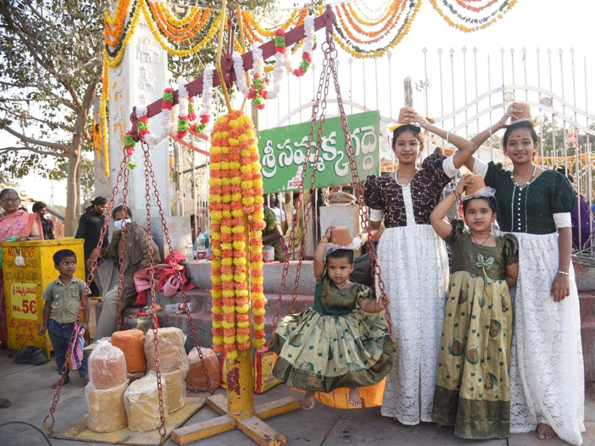 Huge Crowd At Medaram Sammakka Sarakka Temple4