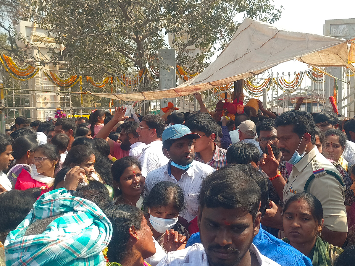 Huge Crowd At Medaram Sammakka Sarakka Temple5