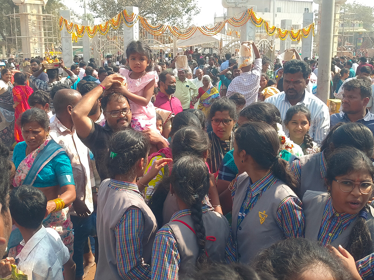 Huge Crowd At Medaram Sammakka Sarakka Temple6