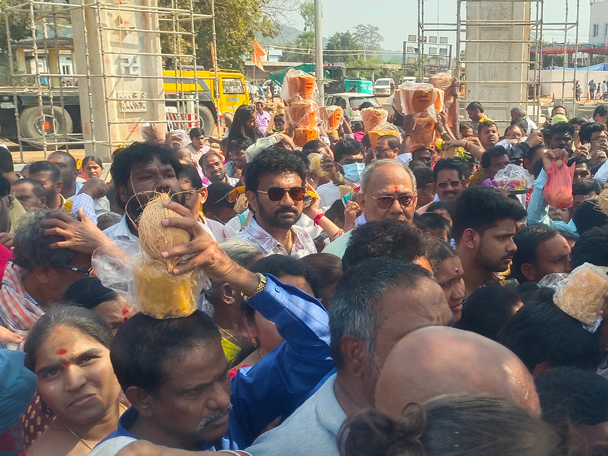 Huge Crowd At Medaram Sammakka Sarakka Temple7