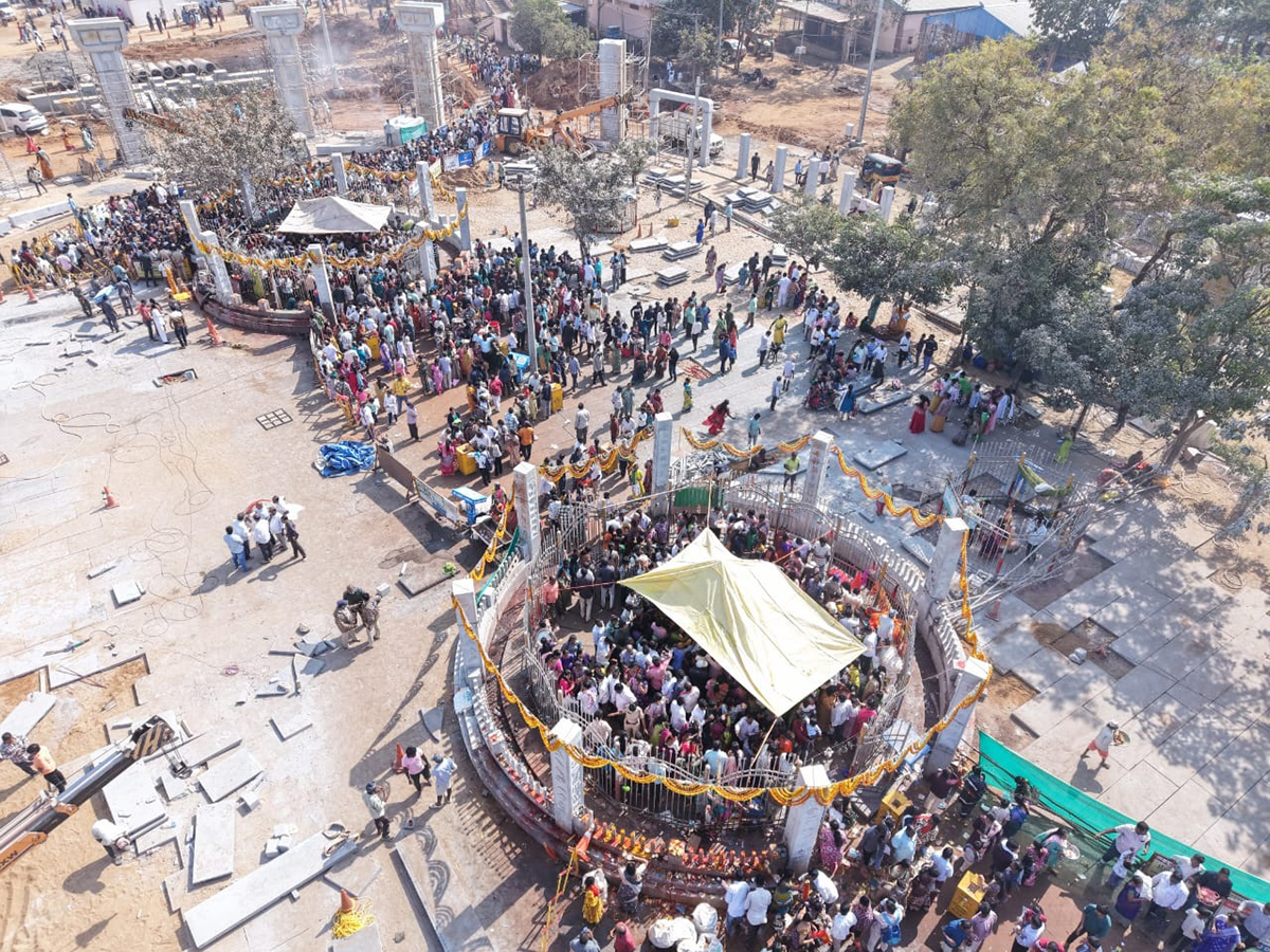 Huge Crowd At Medaram Sammakka Sarakka Temple8
