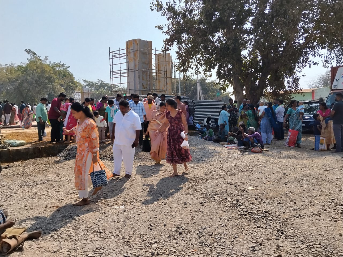 మేడారం వనదేవతల దర్శనానికి పోటెత్తిన భక్తులు (ఫొటోలు) | Huge Crowd At ...