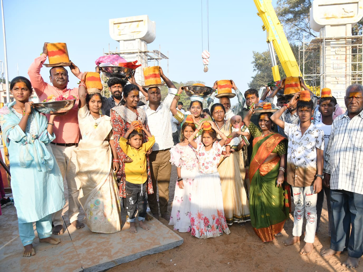 మేడారం వనదేవతల దర్శనానికి పోటెత్తిన భక్తులు (ఫొటోలు) | Huge Crowd At ...