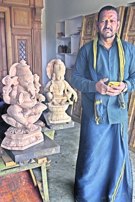 ఆలయ ముఖ ద్వారాల తయారీలో ప్రత్యేక గుర్తింపు2