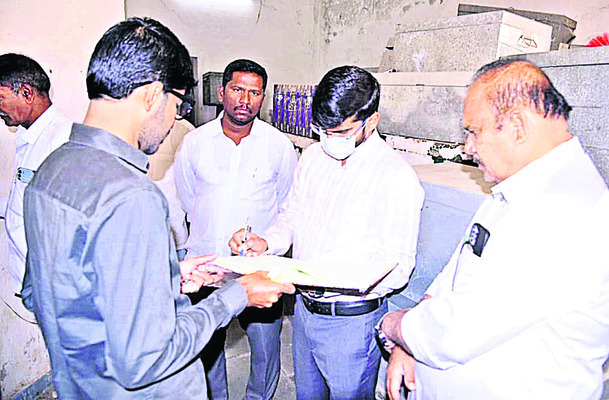 ఈవీఎంల వద్ద పటిష్టమైన భద్రత ఉండాలి 2