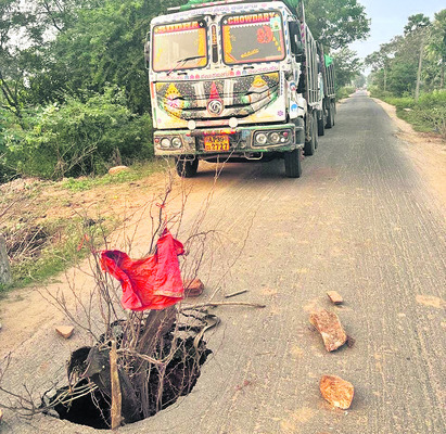 ఇసుక మాఫియాకు రోడ్లు బలి1