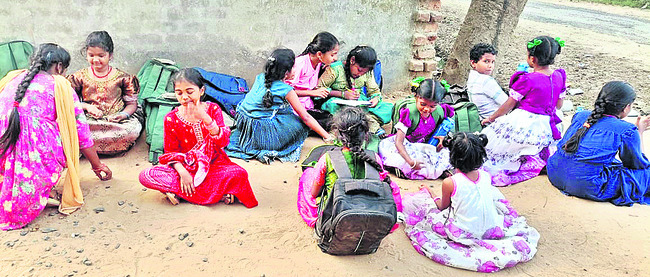 ఇసుక మాఫియాకు రోడ్లు బలి2