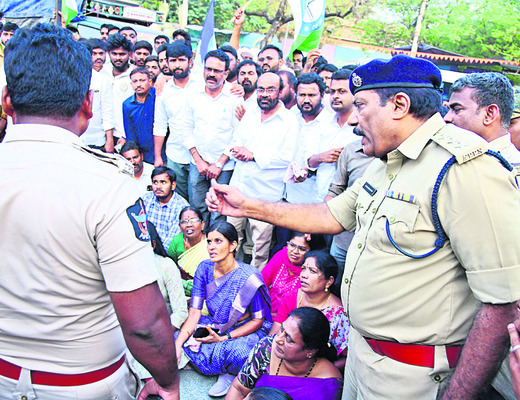 త్రీటౌన్‌ సీఐ దురుసు ప్రవర్తన 2