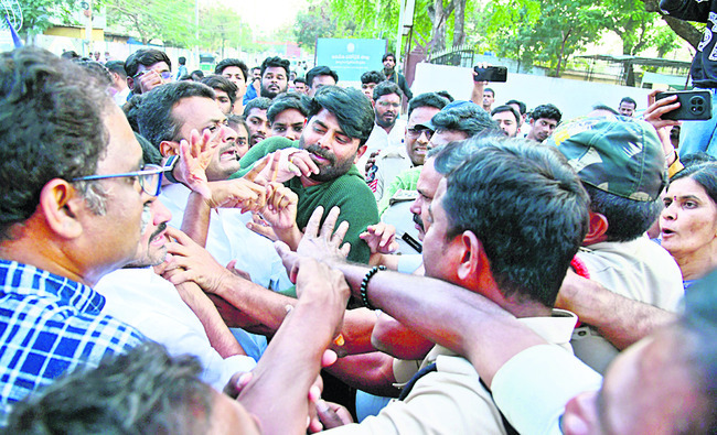 త్రీటౌన్‌ సీఐ దురుసు ప్రవర్తన 1