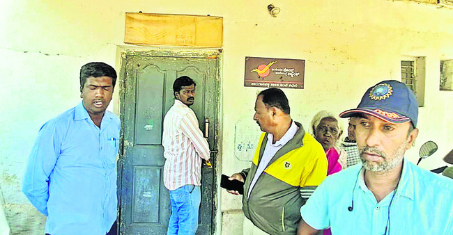 పోస్టాఫీసులో రూ.2 కోట్ల స్వాహా 1