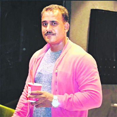 కంటైనర్‌ను వెనుక నుంచి కారు ఢీ 1