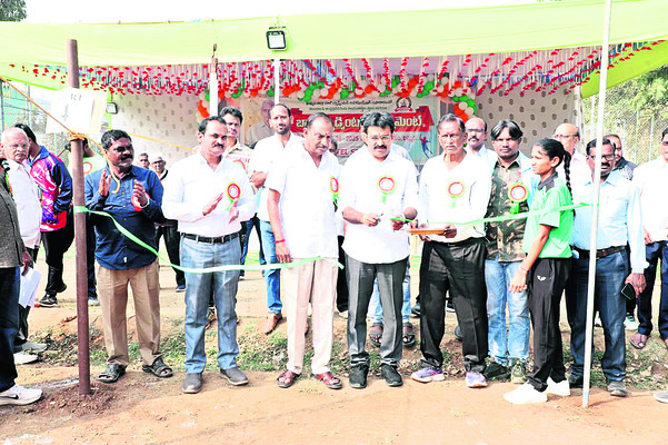 బాల్‌బ్యాడ్మింటన్‌ టోర్నీ షురూ 1