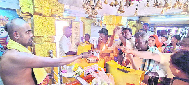 భక్తులతో కిటకిటలాడిన ఆదిశిలా క్షేత్రం 1