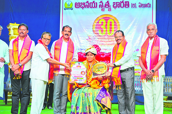 వనజా చంద్రశేఖర్‌కు   నృత్య తపస్వి పురస్కారం3