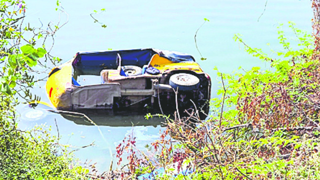 చెరువులోకి ఆటో..1