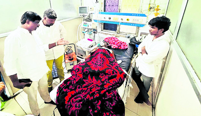 అప్పుల బాధ తాళలేక రైతు ఆత్మహత్యాయత్నం 1