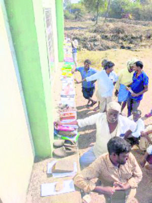 మళ్లీ యూరియా పాట్లు1