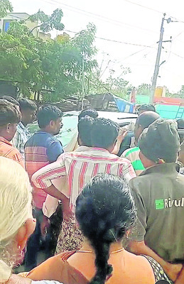 బి.యాలేరులో రెచ్చిపోయిన రౌడీషీటర్లు 1