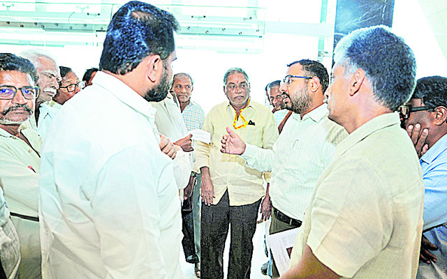 సీఆర్డీఏ గ్రీవెన్స్‌కు 37 అర్జీలు 1