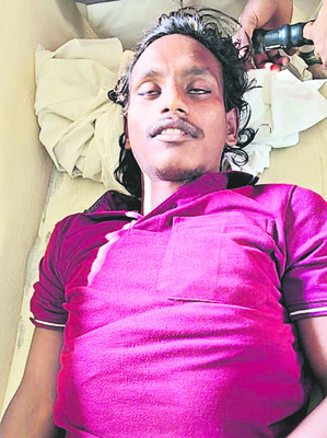  ● న్యాయం చేయాలని  గ్రామస్తుల ఆందోళన  ● తట్టుకోలేక తండ్2