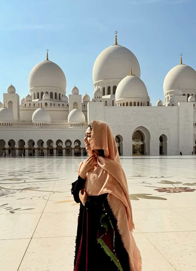 Uppena movie beauty Krithi Shetty enjoying her vacation in Abu Dhabi: Photos4