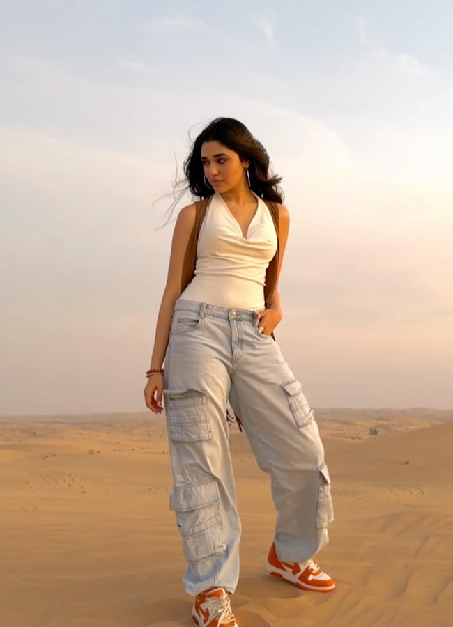 Uppena movie beauty Krithi Shetty enjoying her vacation in Abu Dhabi: Photos8