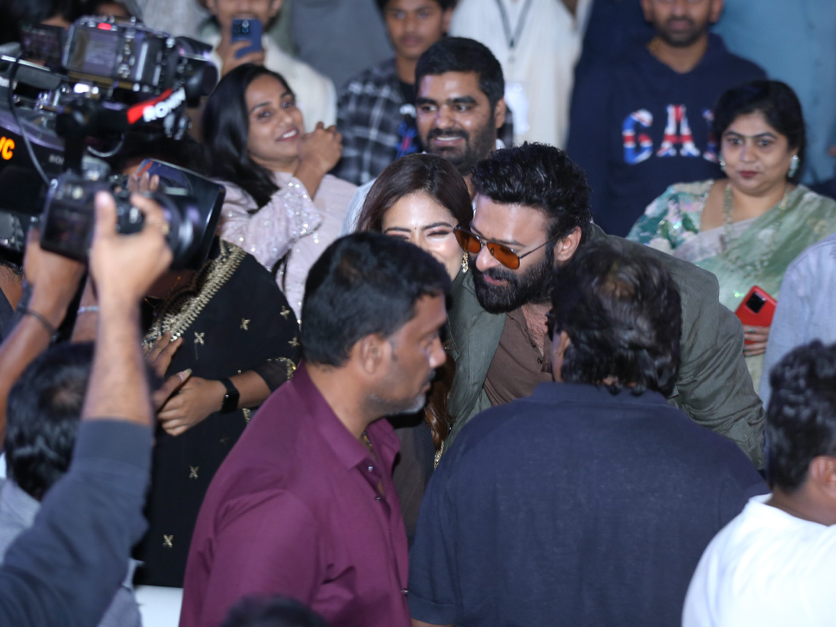 Fans created a buzz at Prabhas's Raja Saab pre-release event Photos.4