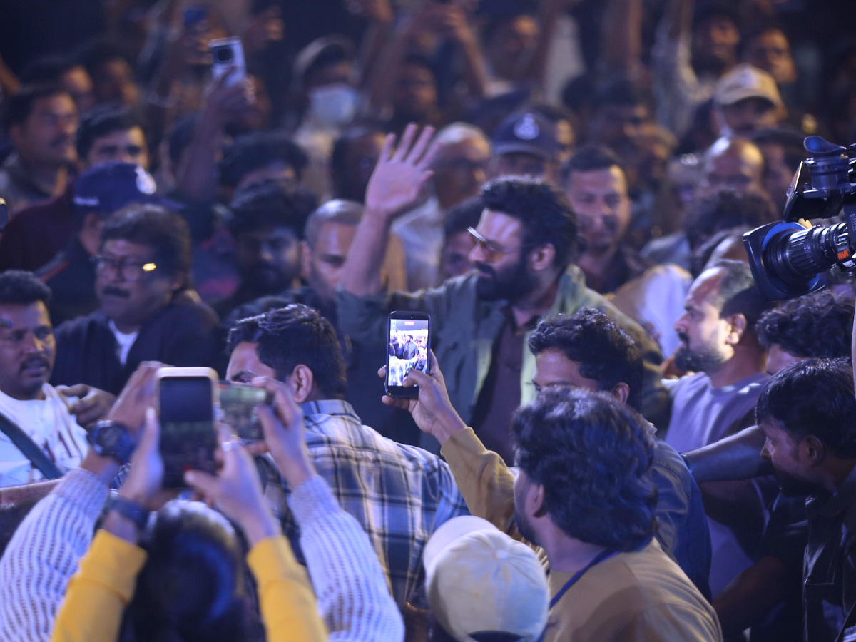 Fans created a buzz at Prabhas's Raja Saab pre-release event Photos.5