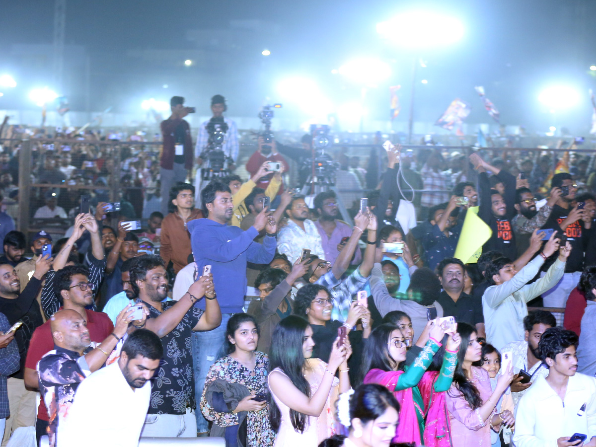 Fans created a buzz at Prabhas's Raja Saab pre-release event Photos.6