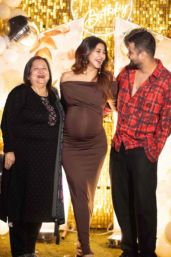 Sonarika Bhadoria Celebrating Birthday With Baby Bump Photos12