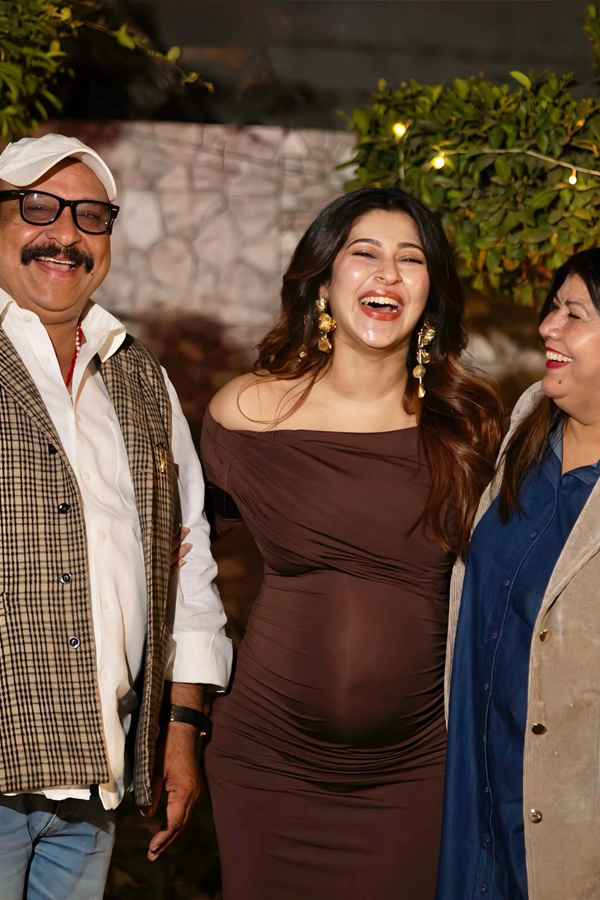 Sonarika Bhadoria Celebrating Birthday With Baby Bump Photos14