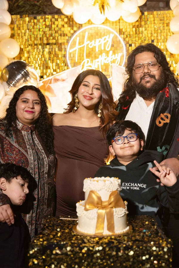 Sonarika Bhadoria Celebrating Birthday With Baby Bump Photos18