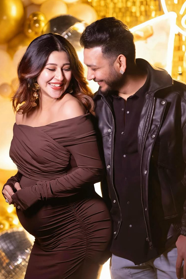 Sonarika Bhadoria Celebrating Birthday With Baby Bump Photos3