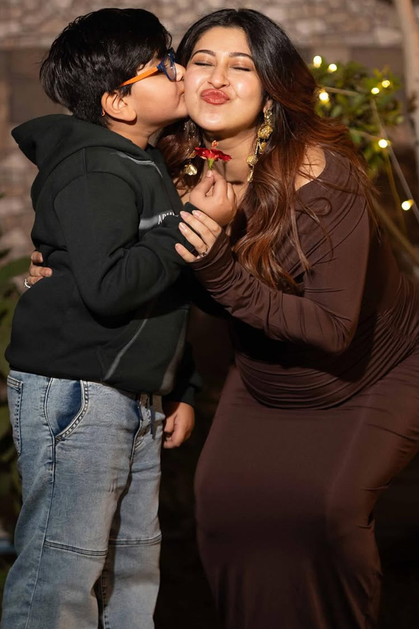 Sonarika Bhadoria Celebrating Birthday With Baby Bump Photos21