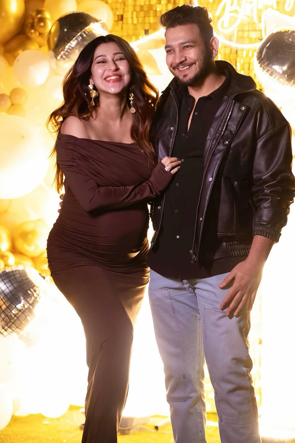 Sonarika Bhadoria Celebrating Birthday With Baby Bump Photos6