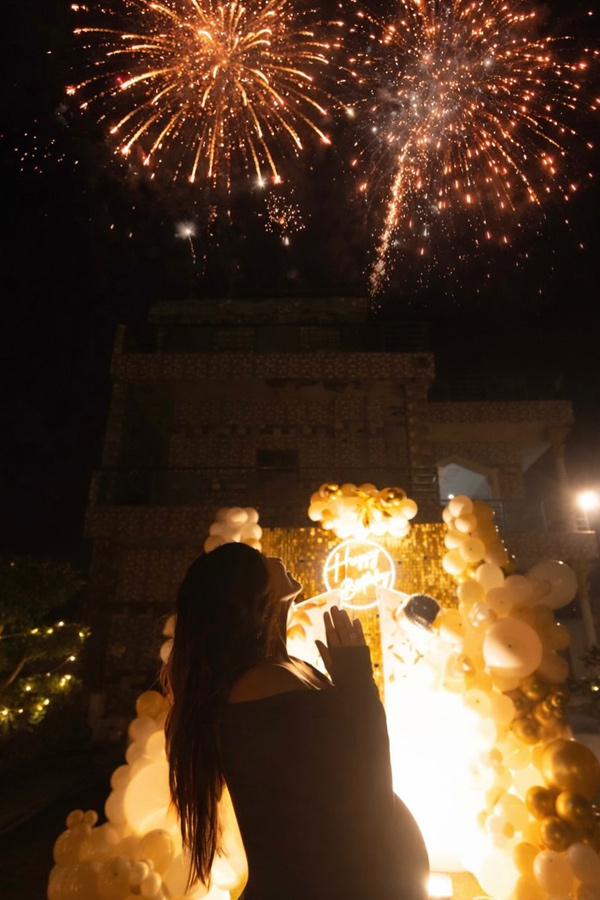 Sonarika Bhadoria Celebrating Birthday With Baby Bump Photos10