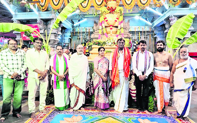 భద్రాద్రి రామయ్య సేవలో అదనపు కమిషనర్‌ 2