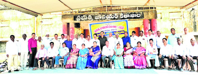 ఏళ్ల తర్వాత.. ఒక్కచోటికి.. 1