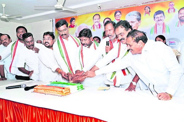 ఘనంగా కాంగ్రెస్‌ ఆవిర్భావ వేడుకలు1