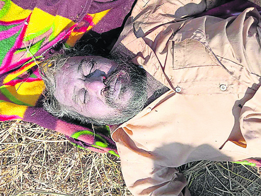 బైక్‌ను నడుముకు కట్టుకొని.. బావిలో దూకి..
1