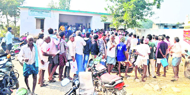 యూరియా కోసం రైతుల బారులు1