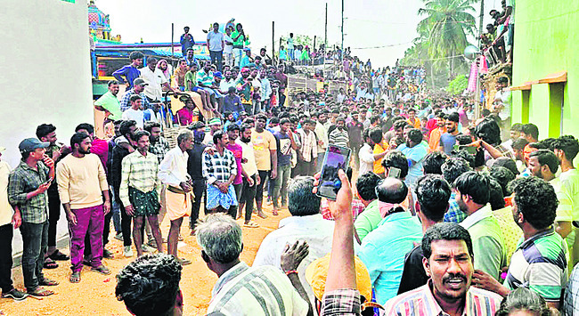 పల్లెల్లో సంక్రాంతి సంబరాలు ముందే వచ్చాయి. పెద్ద పండుగల1