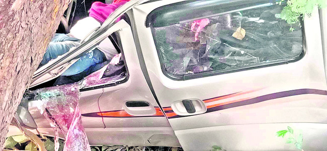 ● ఇద్దరు యువకుల దుర్మరణం ● నుజ్జునుజ్జయిన వాహనం ● మృతుల1