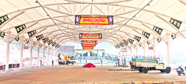 ఉత్తరద్వార దర్శనానికి సింహగిరి సిద్ధం1