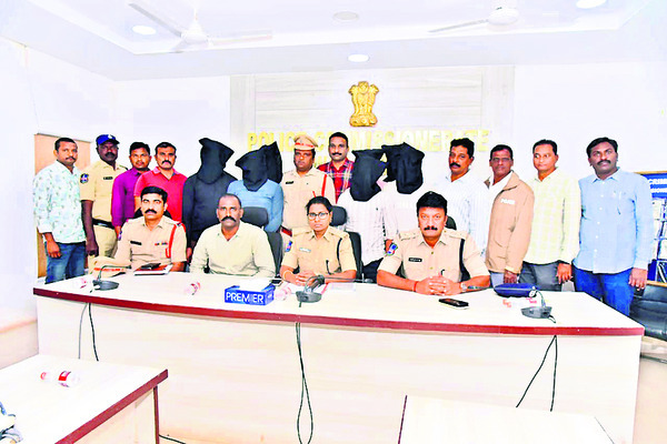 ఏటీఎంలలో చోరీ.. అంతర్రాష్ట్ర ముఠా అరెస్ట్‌1