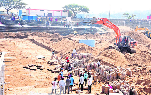 బస్టాండ్‌ క్యూ లైన్‌ పనుల్లో నిర్లక్ష్యం
2